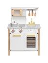Cocina de madera blanca y dorada